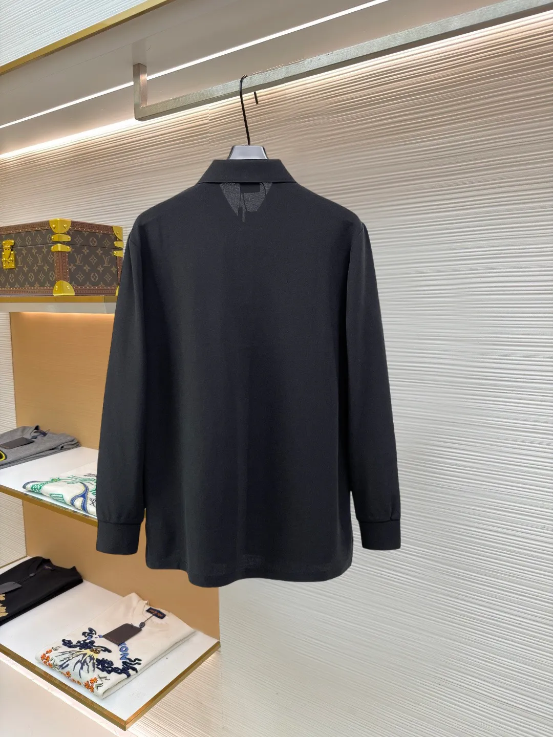 Burberry New Arrival long-sleeved Polo shirt, original fabric, official Same Style, made of 260 grams of pure cotton pique fabric, custom-made in the same vat, feels very comfortable and smooth, very wide and stylish, produced by a first-line brand Factory. The collar and collar ribs are woven with imported yarn and will not deform after long-term wear. The most New Arrival style in spring and summer, fashionable and individual, super Versatile and good-looking, very suitable for both men and women, a must-have style. Size: S-XXL